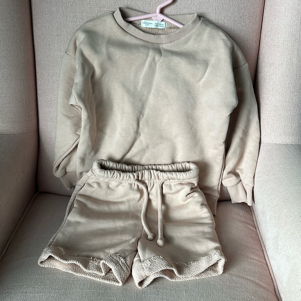 Girls 5T matching set of sweatshirt and shorts